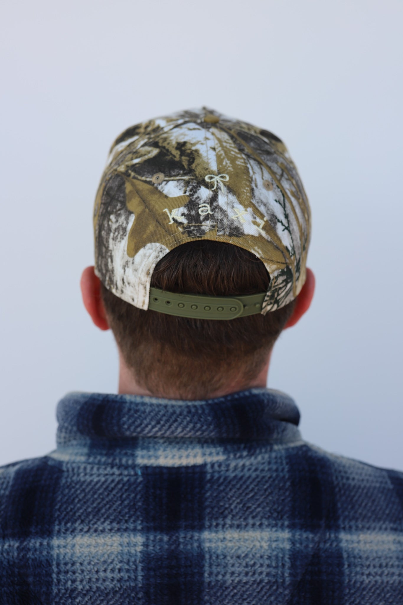 CAMO BOW TRUCKER HAT