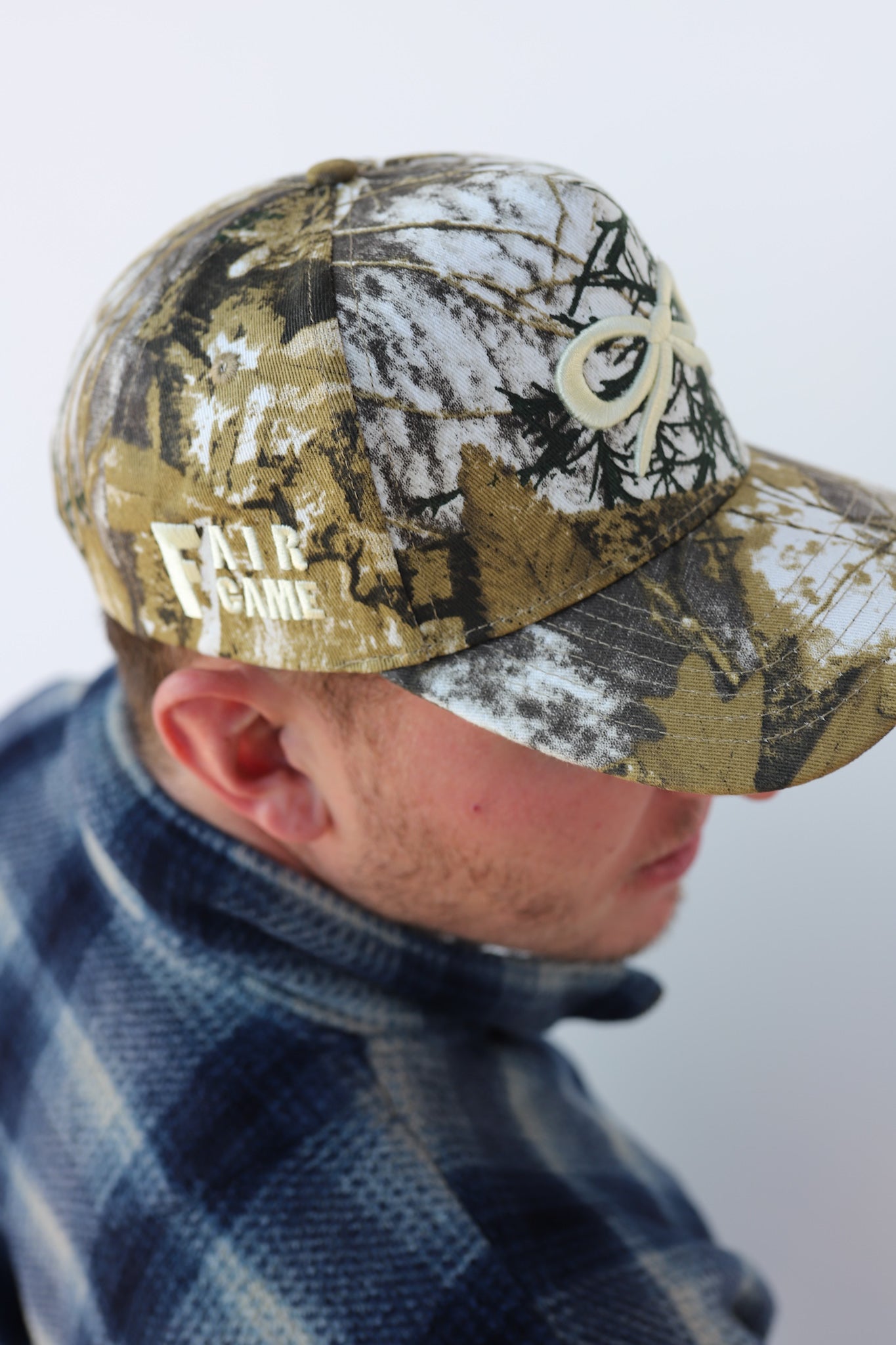 CAMO BOW TRUCKER HAT