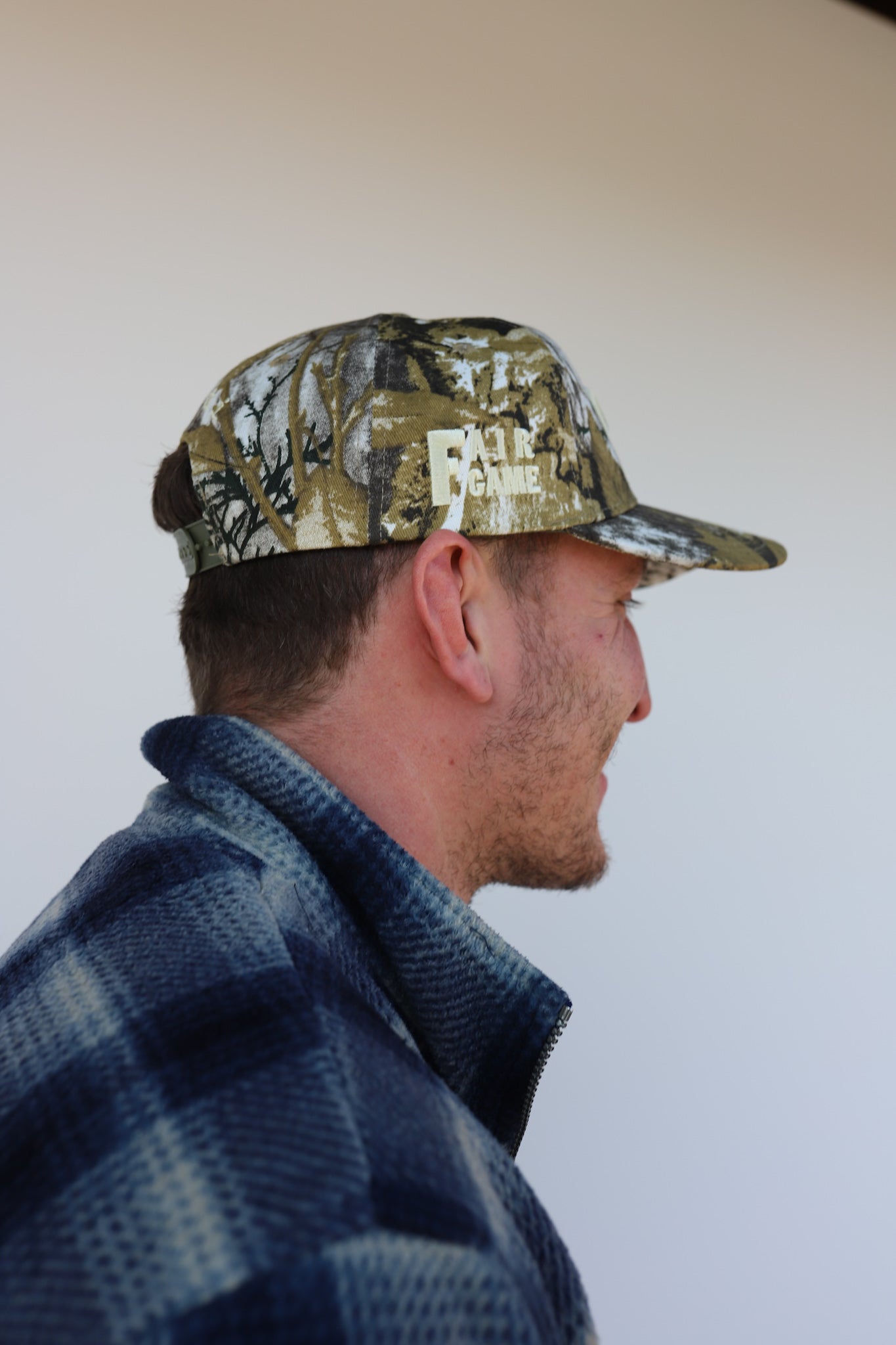CAMO BOW TRUCKER HAT