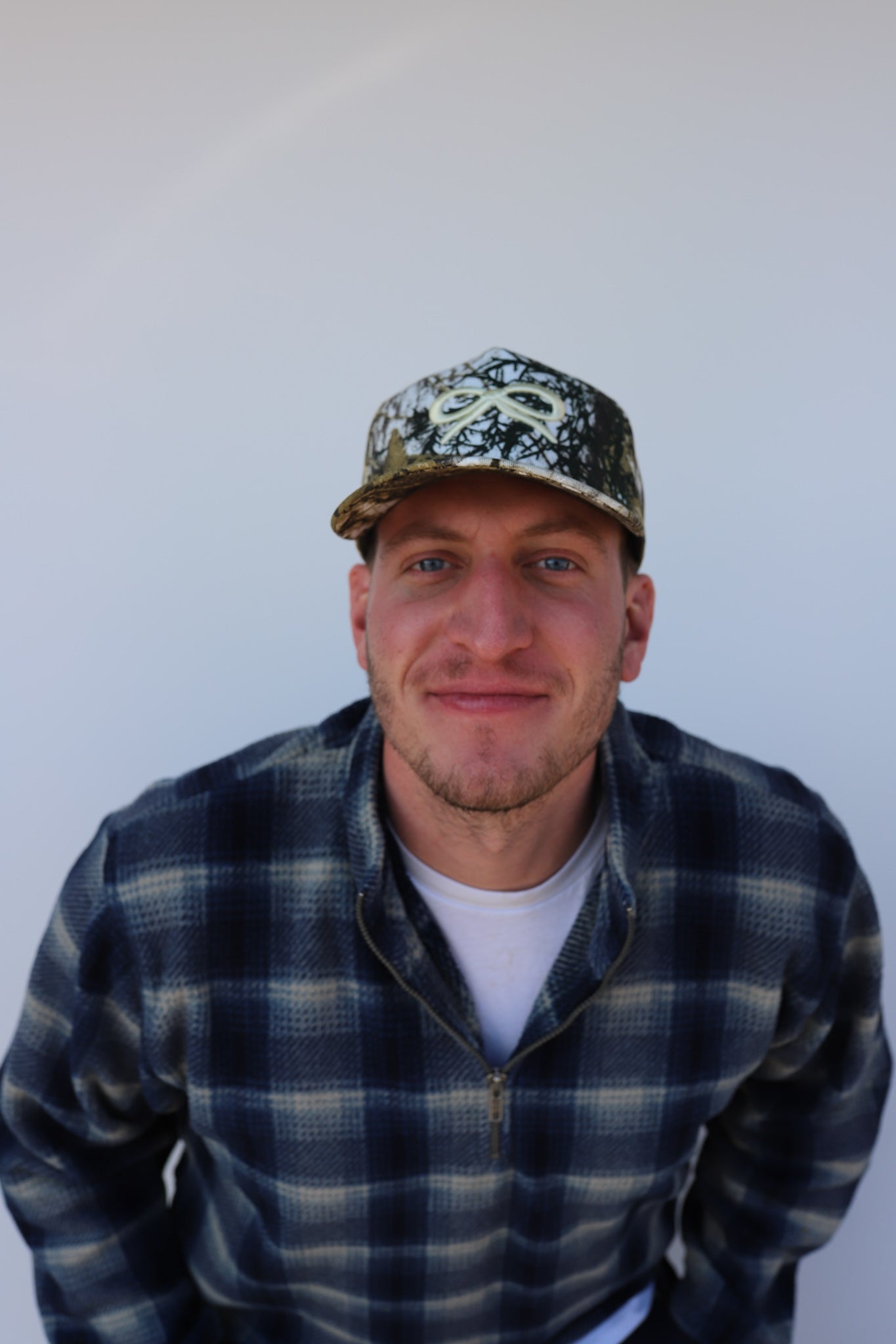 CAMO BOW TRUCKER HAT