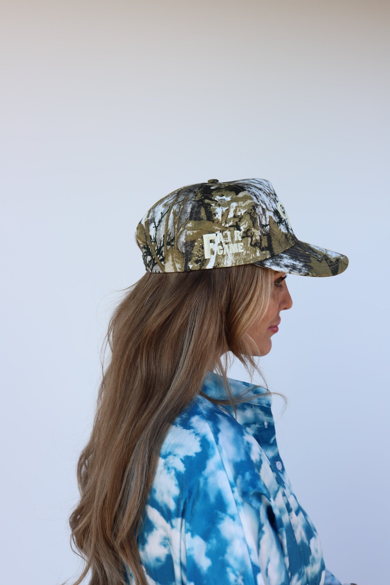 CAMO BOW TRUCKER HAT