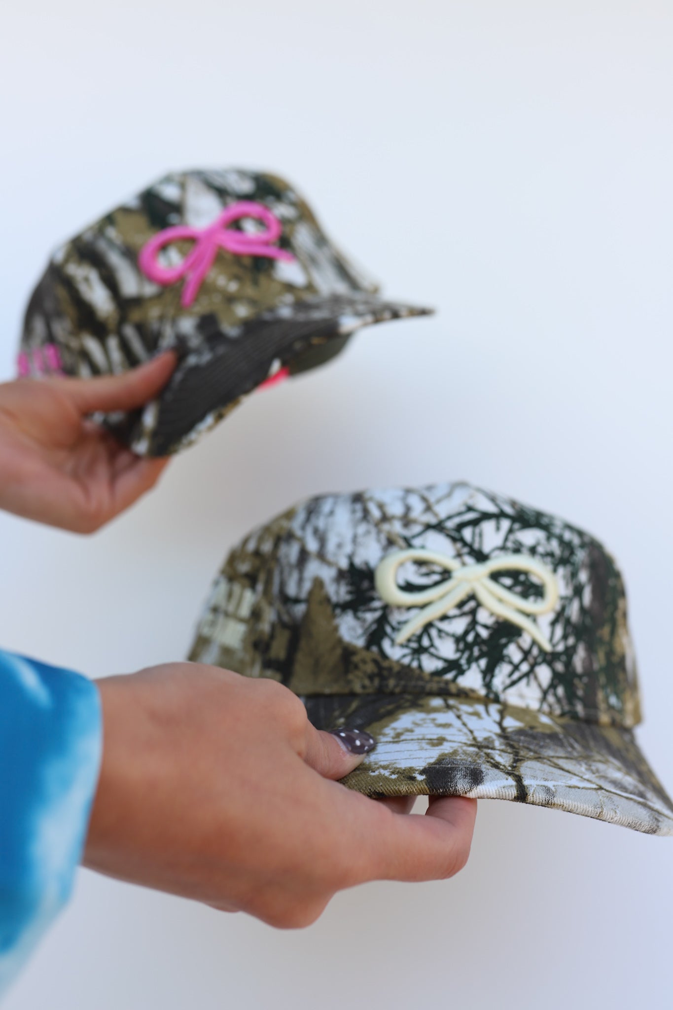 CAMO BOW TRUCKER HAT