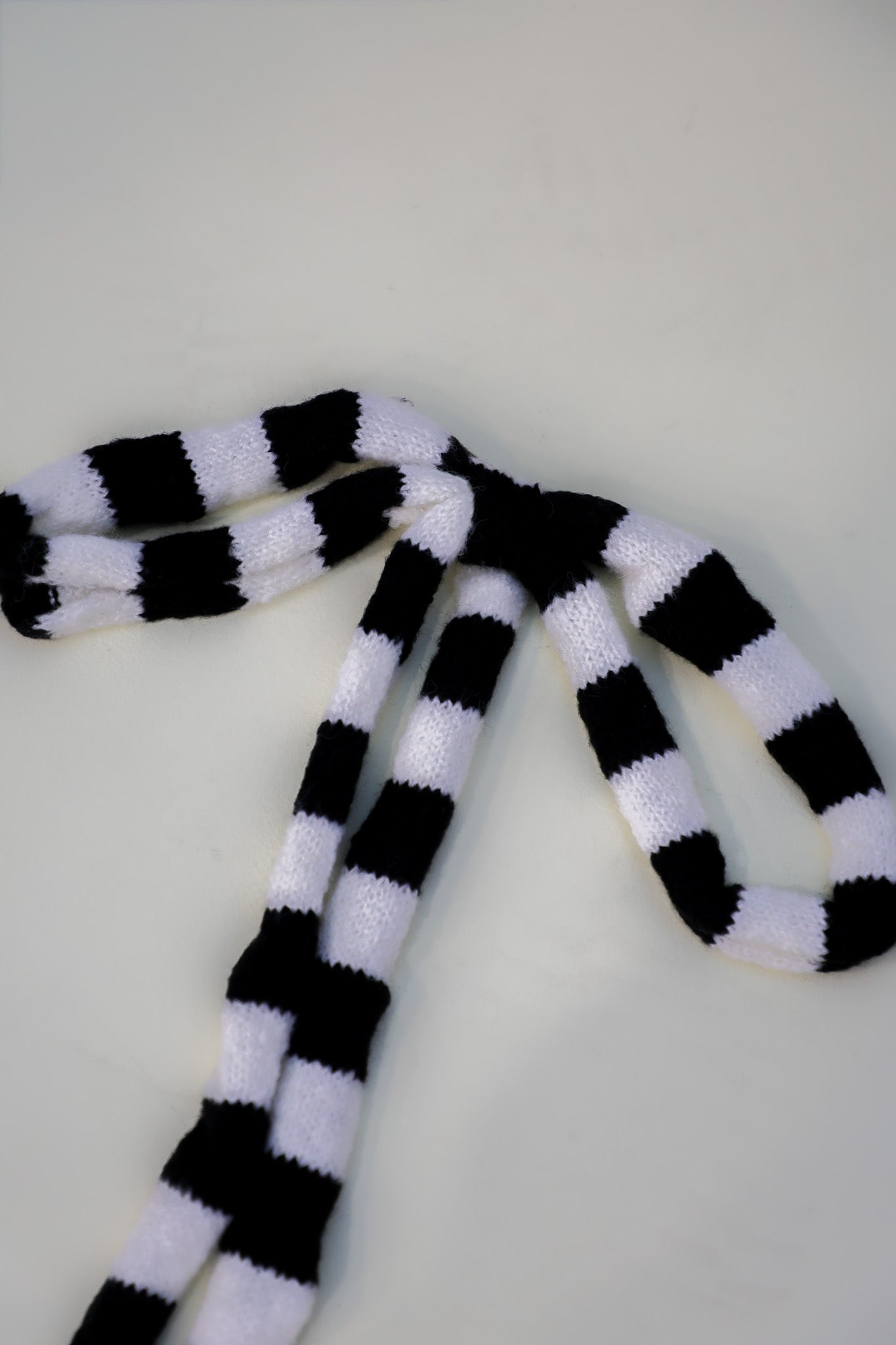 B&W KNIT BOW