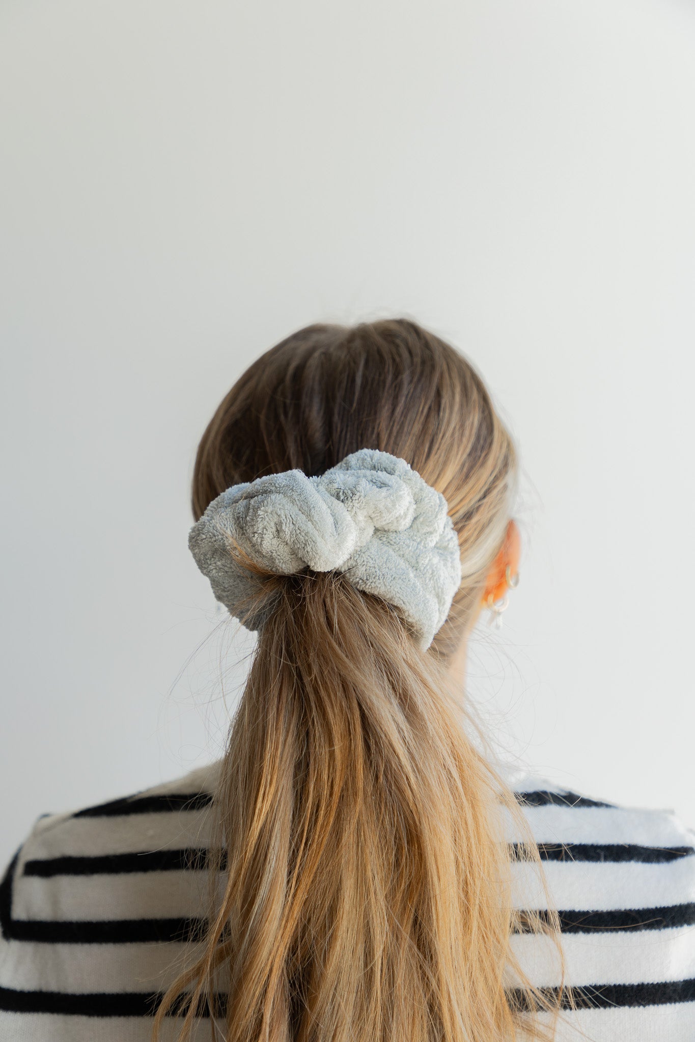 OVERSIZED TOWEL SCRUNCHIES