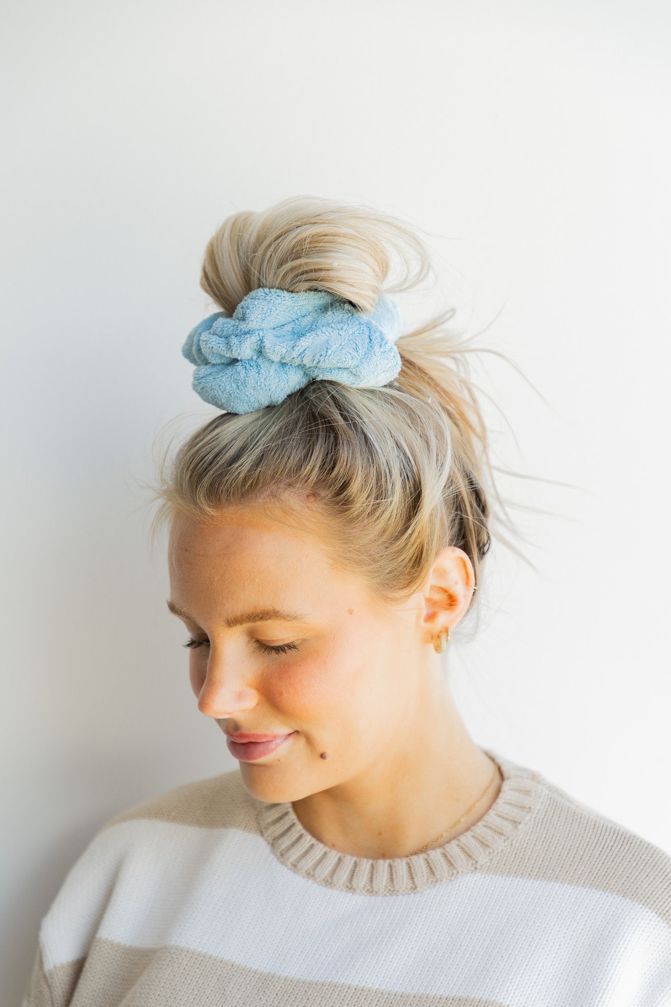 OVERSIZED TOWEL SCRUNCHIES