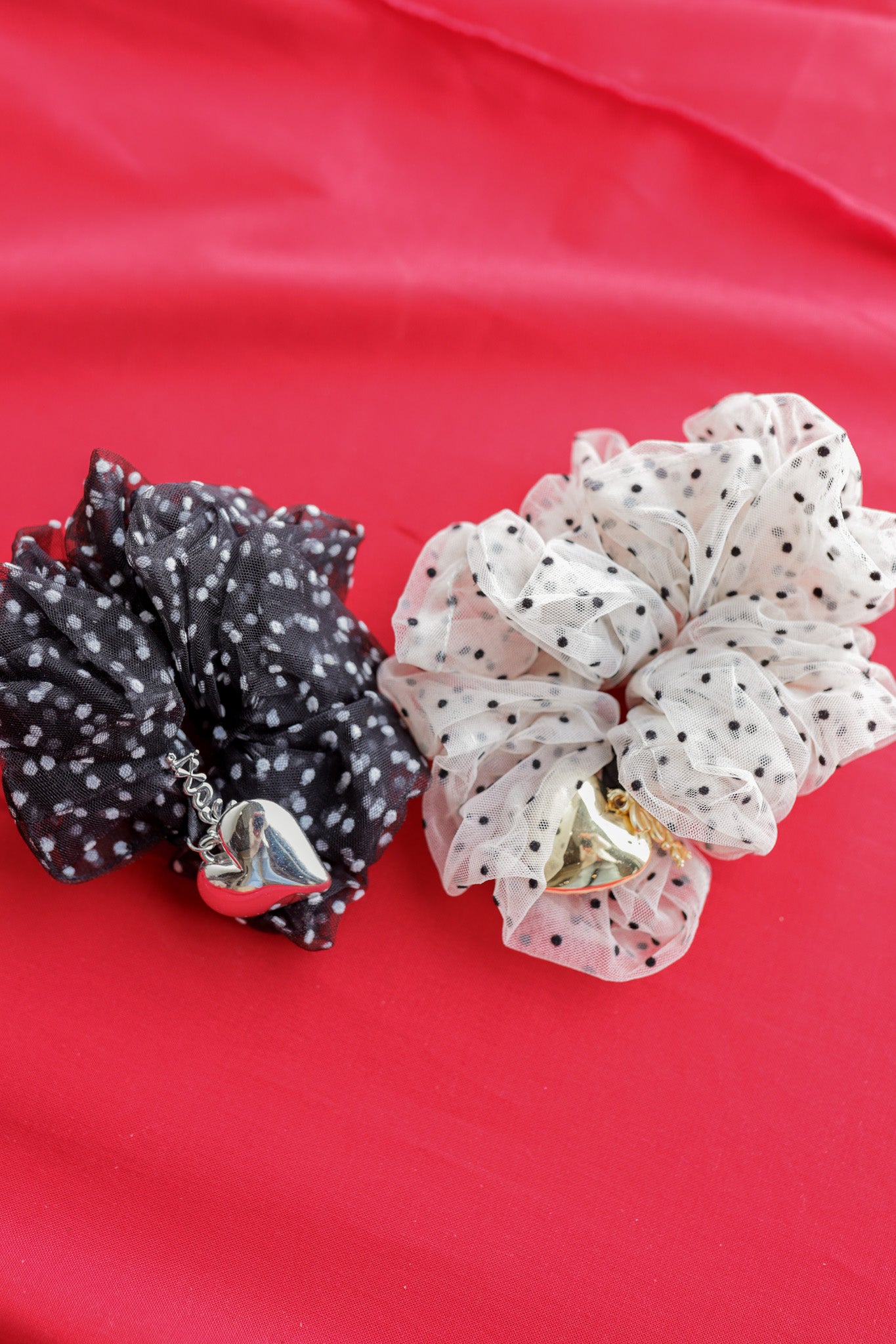 HEART CHARM SCRUNCHIE ( 2 COLORS )