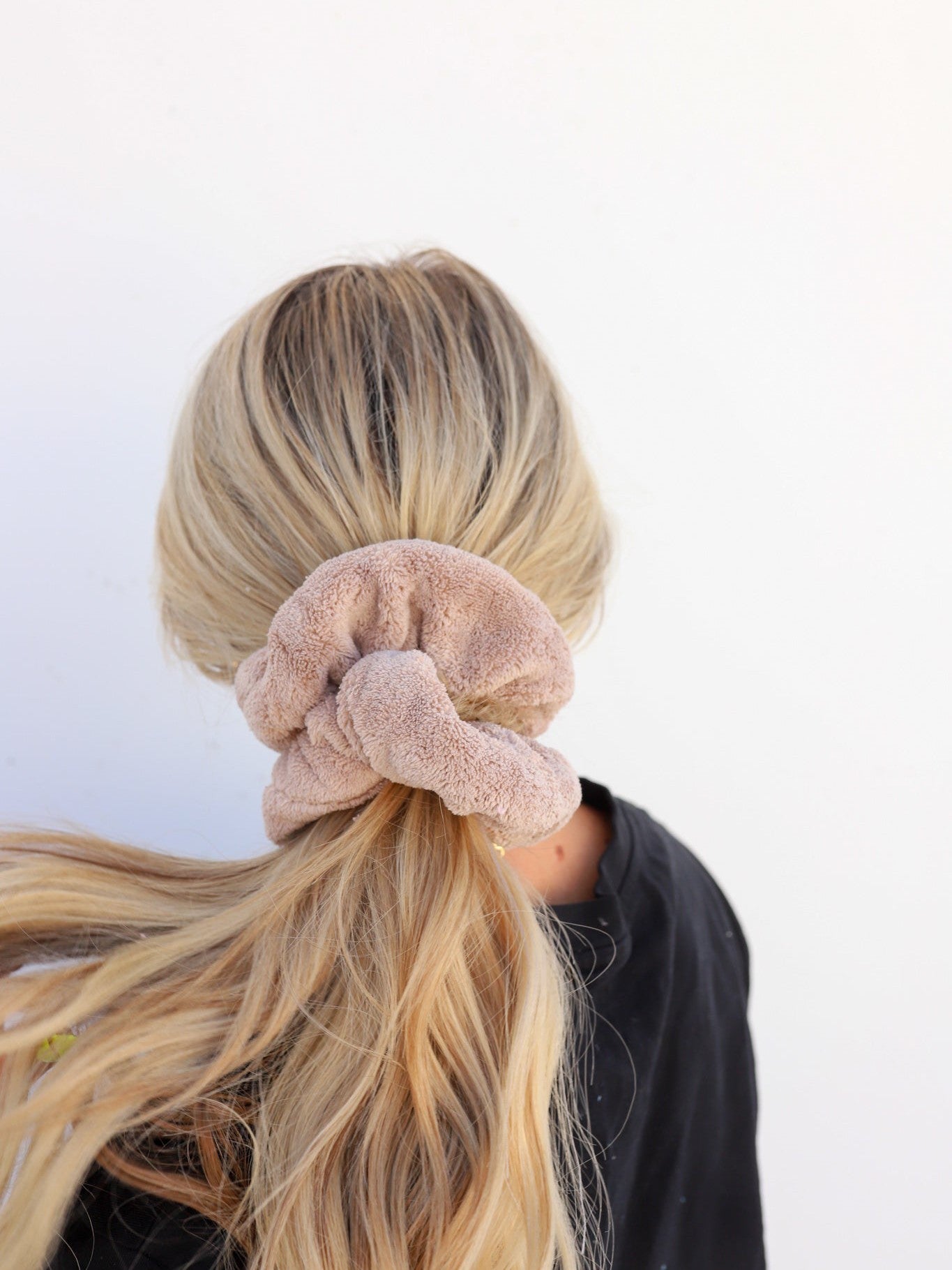 OVERSIZED TOWEL SCRUNCHIES