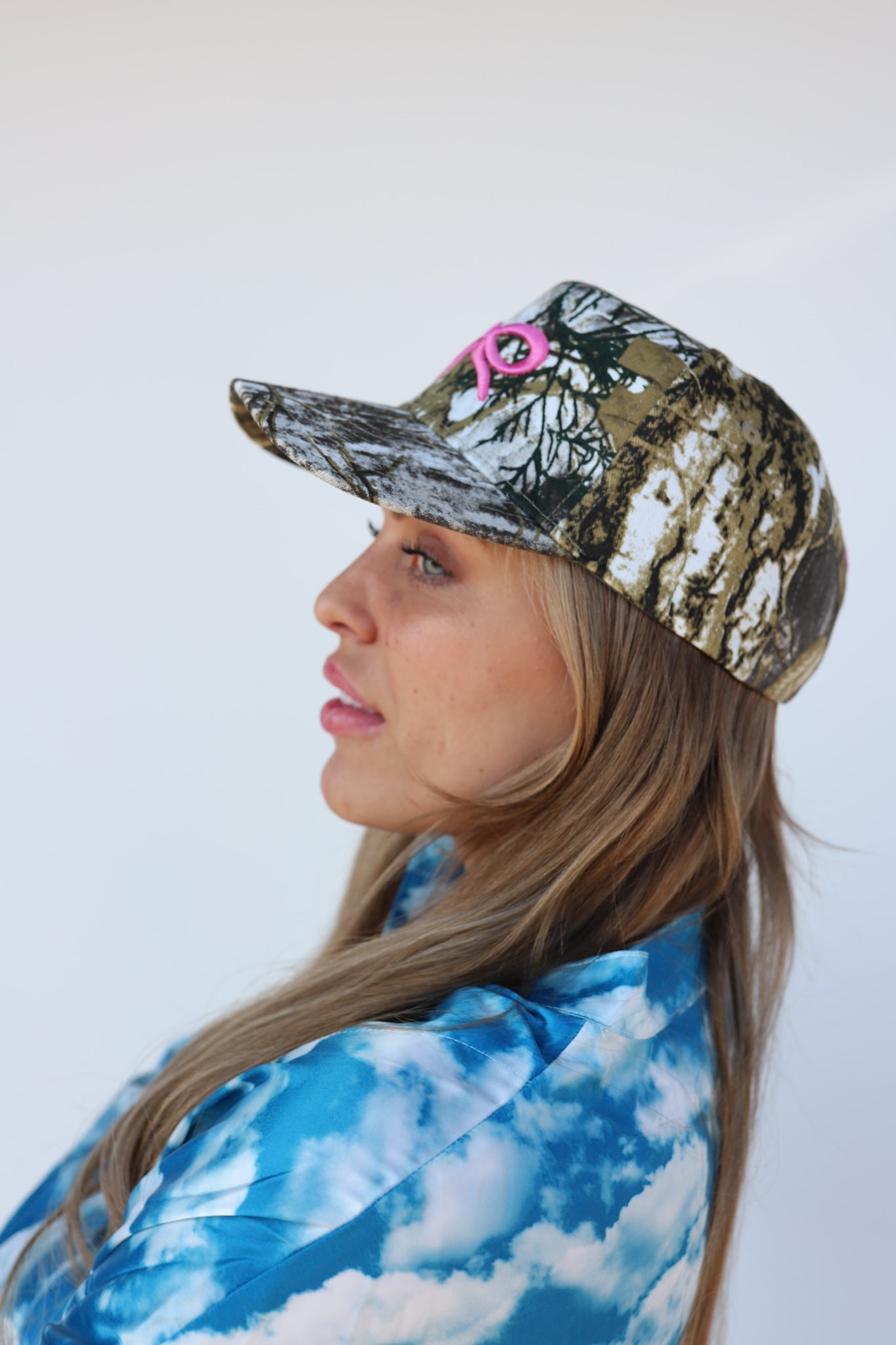 CAMO BOW TRUCKER HAT