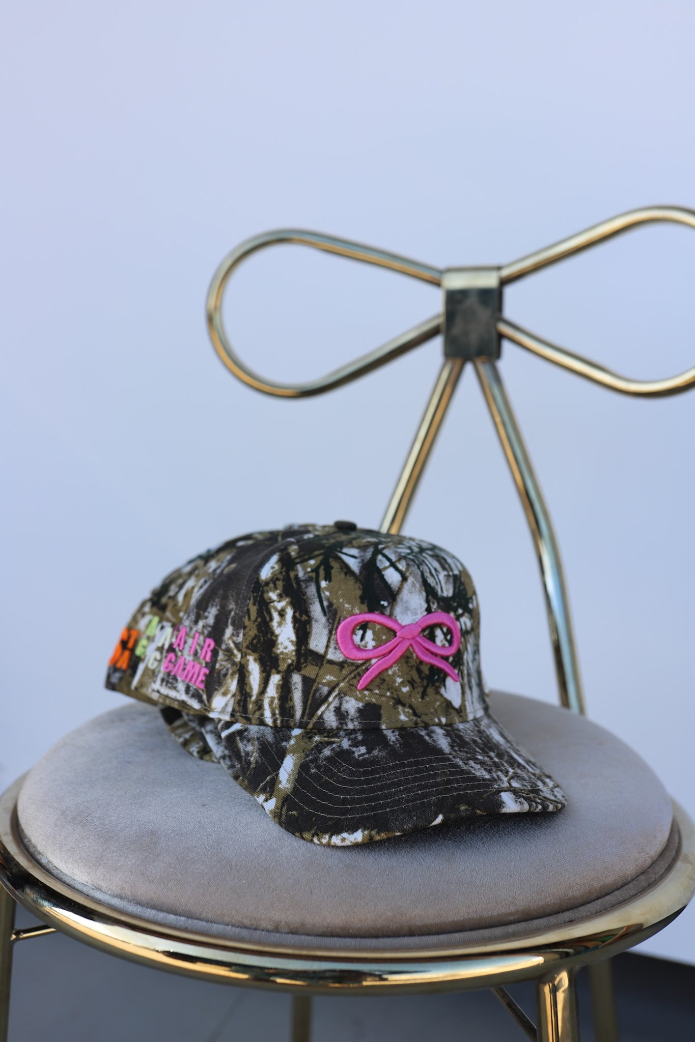 CAMO BOW TRUCKER HAT