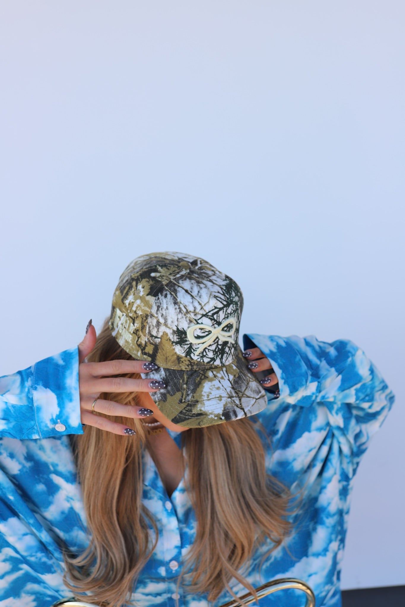 CAMO BOW TRUCKER HAT