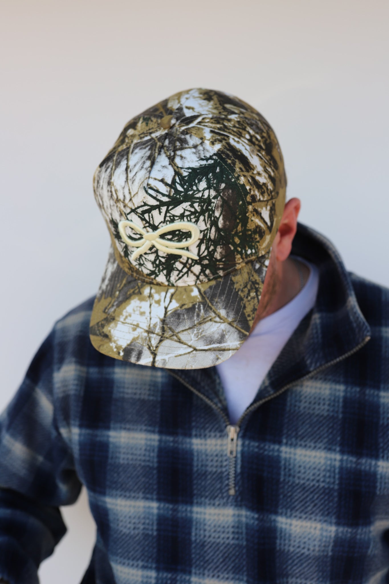 CAMO BOW TRUCKER HAT