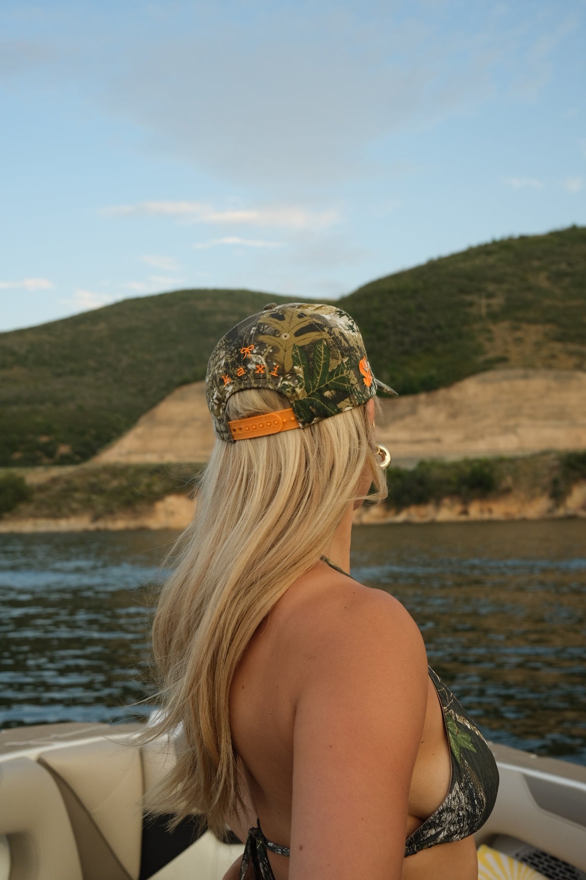 CAMO BOW TRUCKER HAT