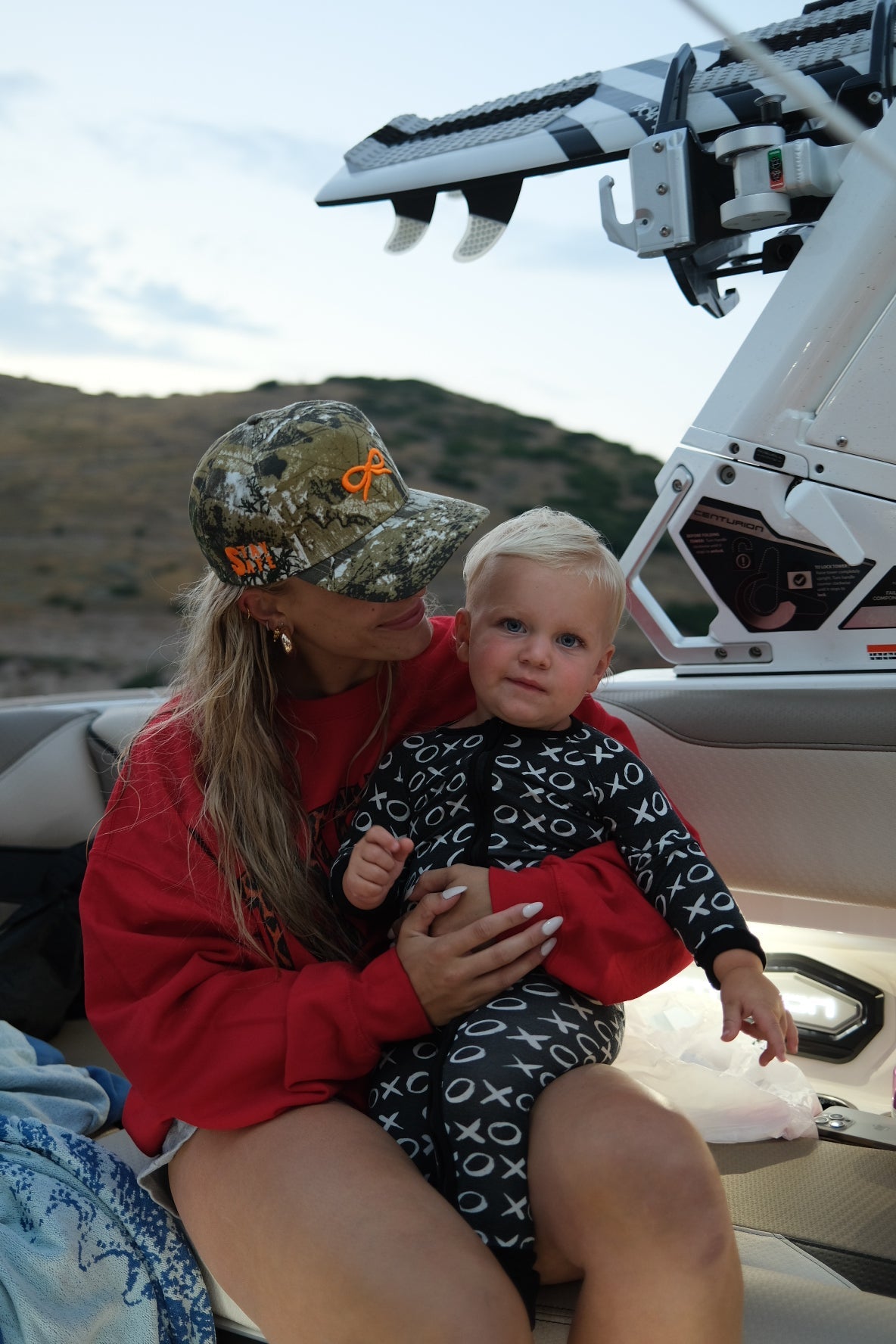 CAMO BOW TRUCKER HAT