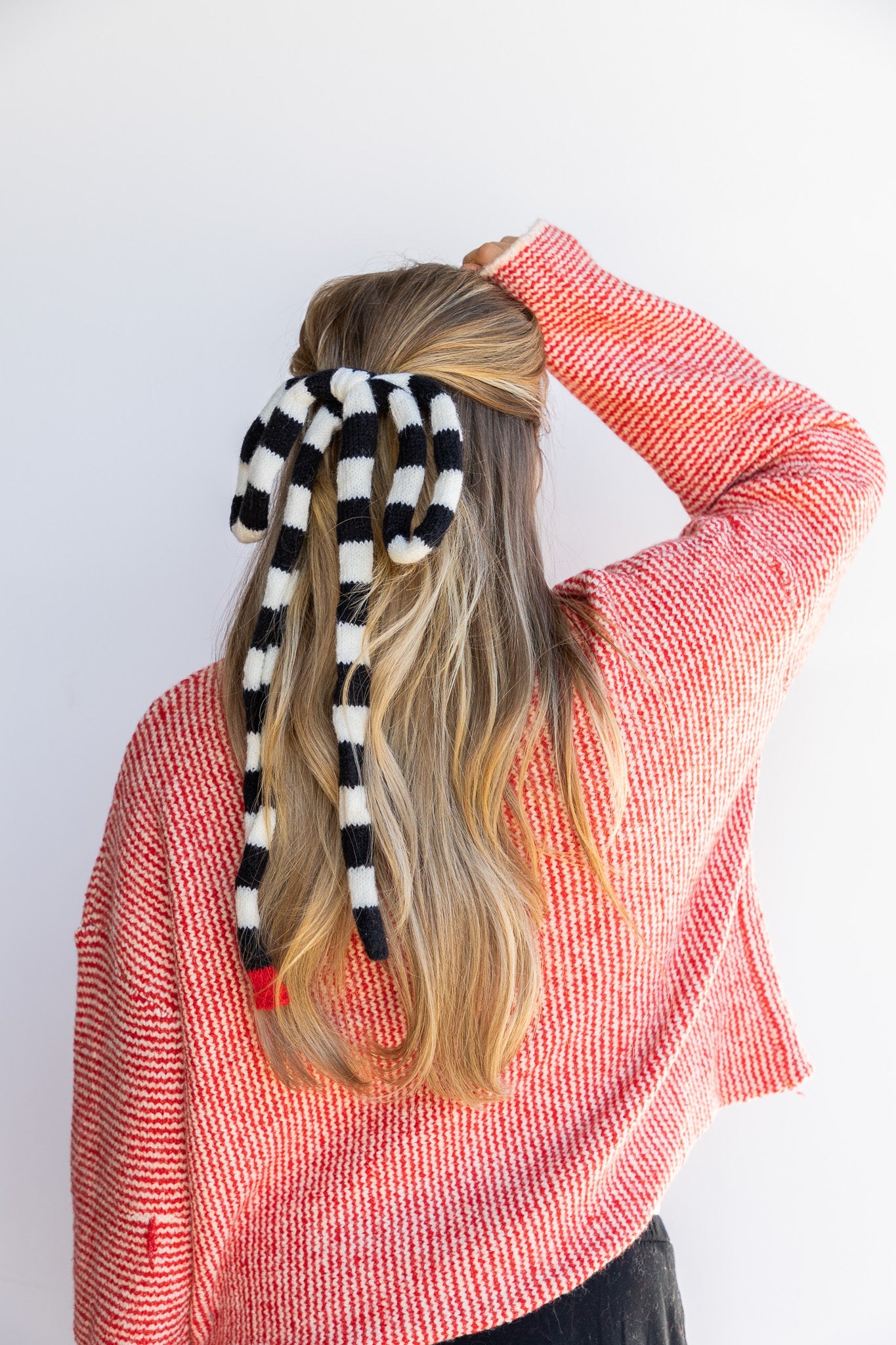 B&W KNIT BOW