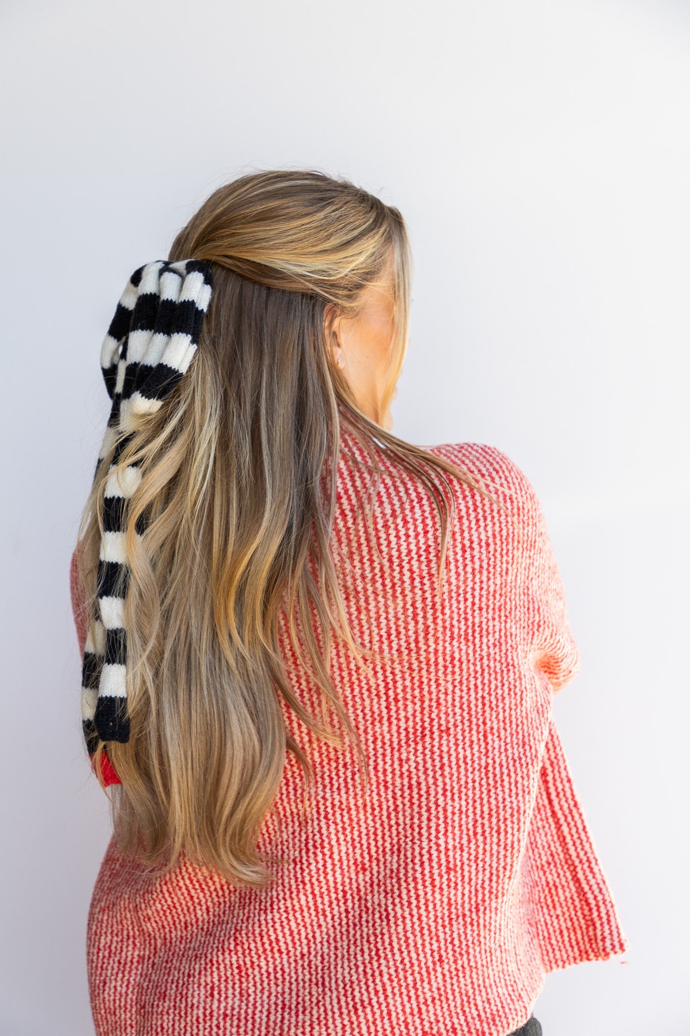 B&W KNIT BOW