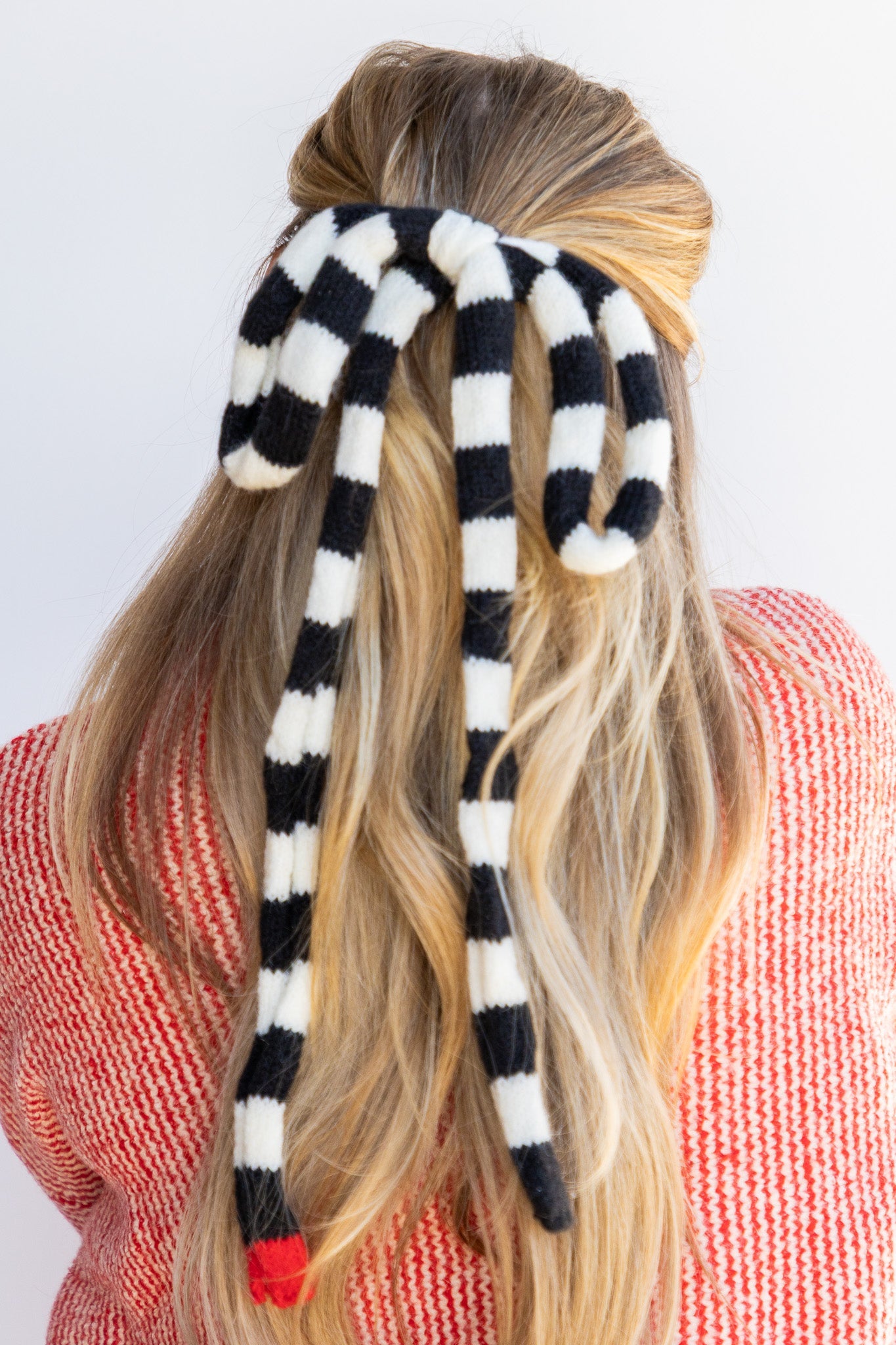 B&W KNIT BOW