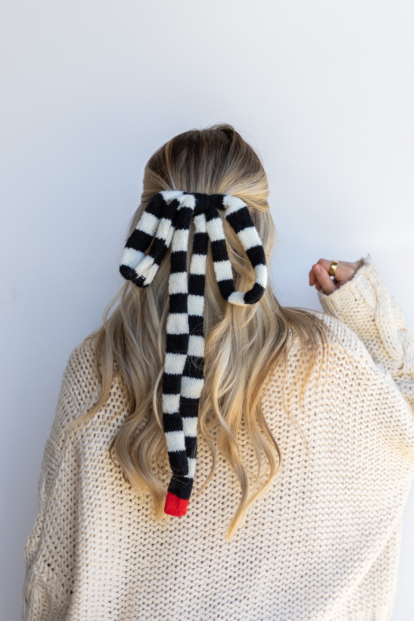 B&W KNIT BOW