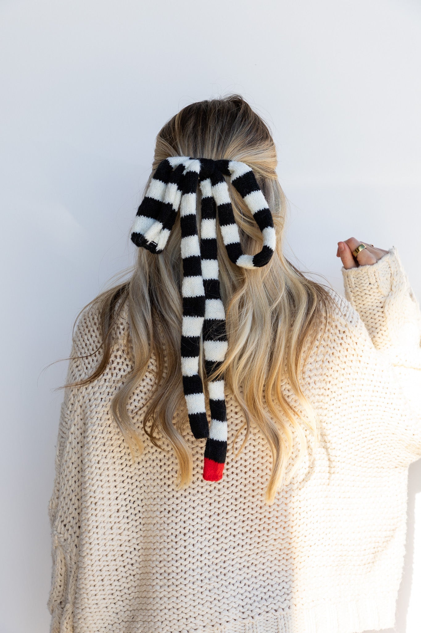 B&W KNIT BOW