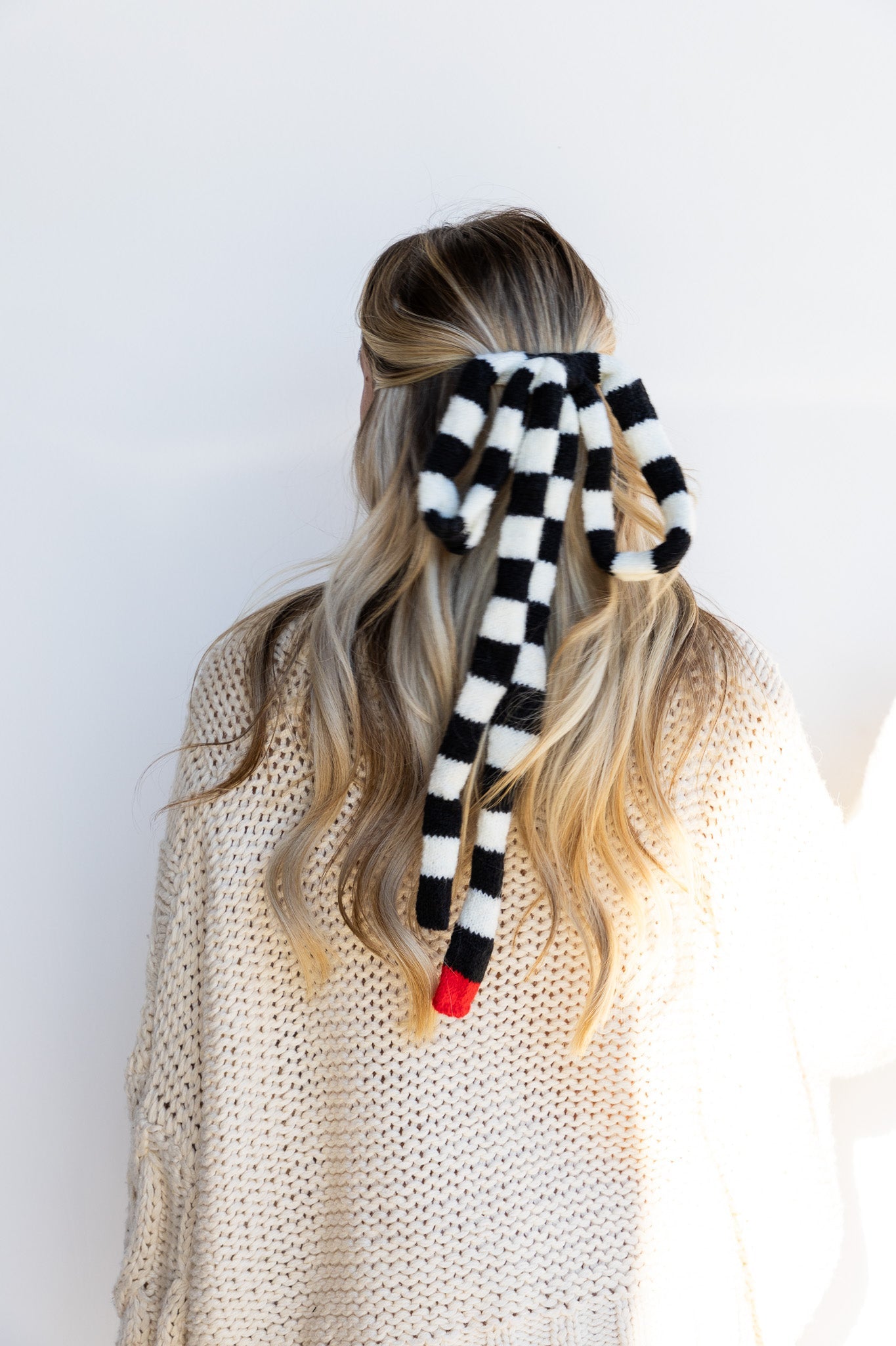 B&W KNIT BOW