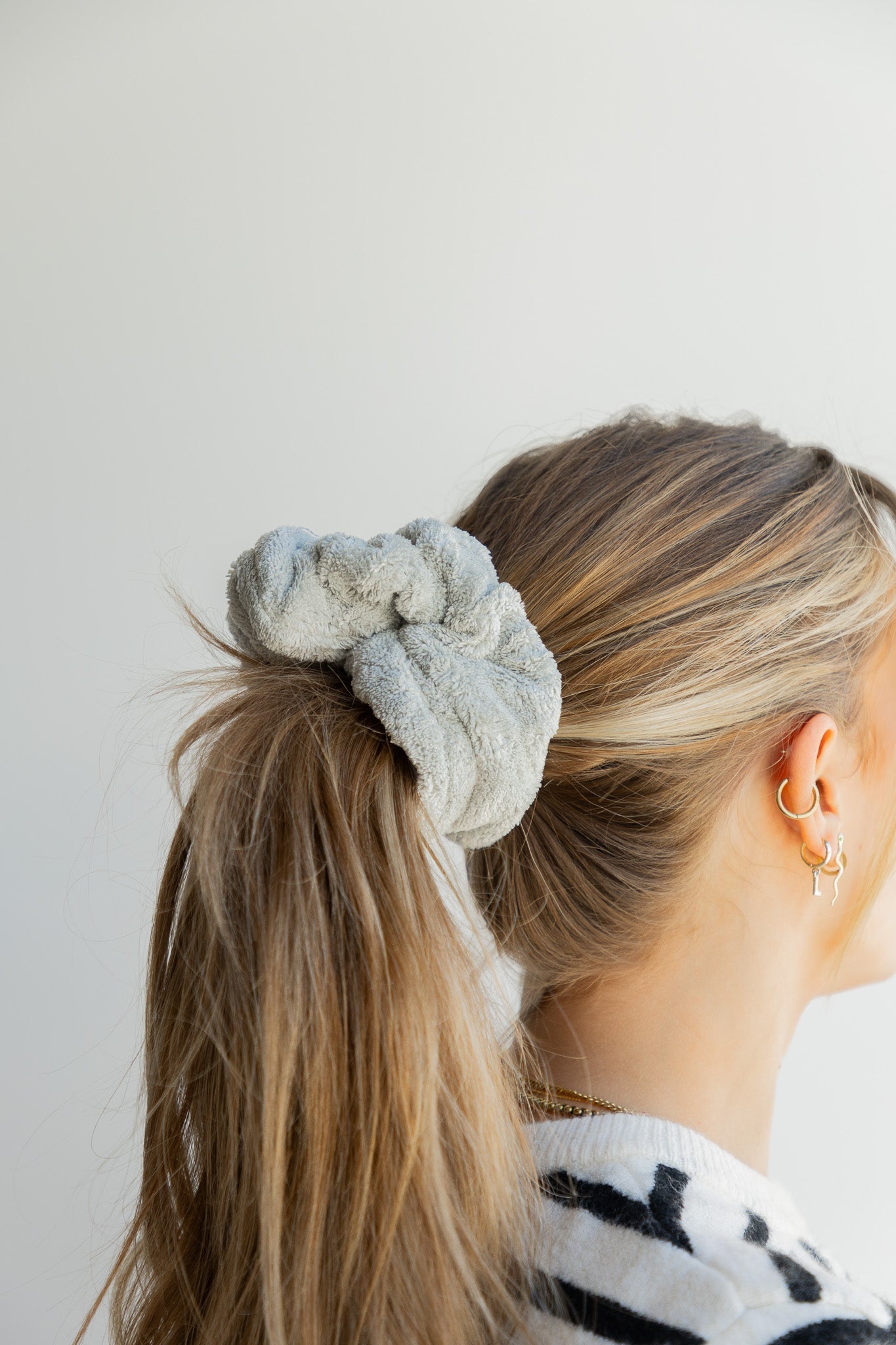 OVERSIZED TOWEL SCRUNCHIES