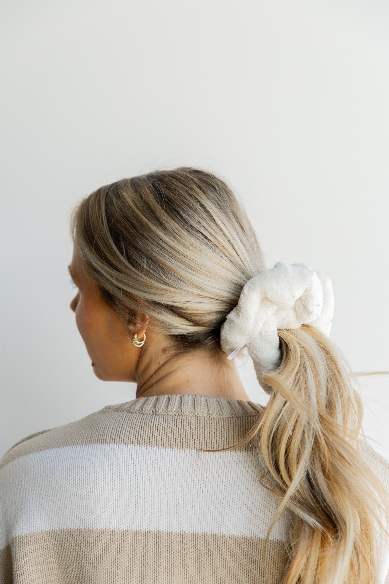OVERSIZED TOWEL SCRUNCHIES