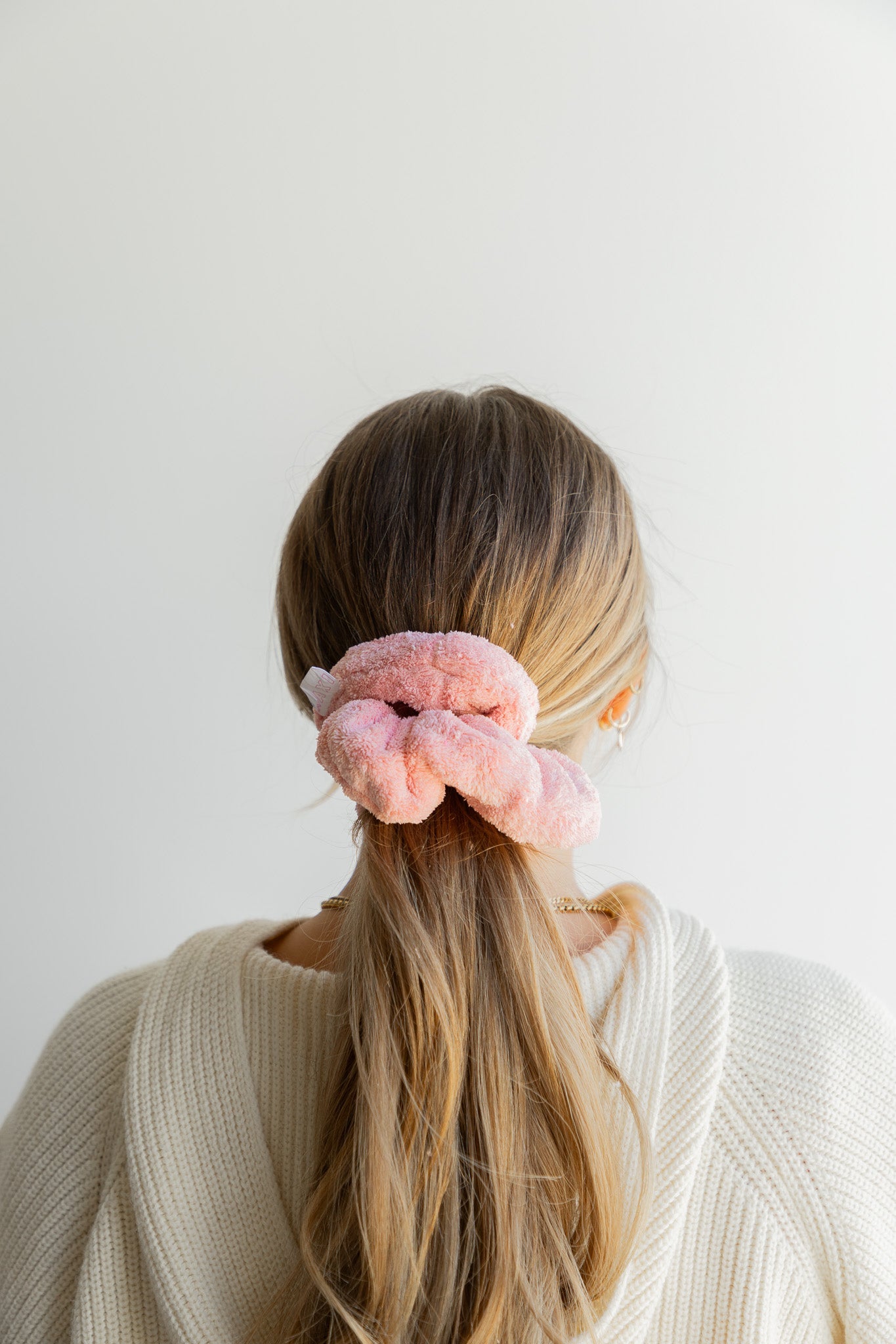 OVERSIZED TOWEL SCRUNCHIES