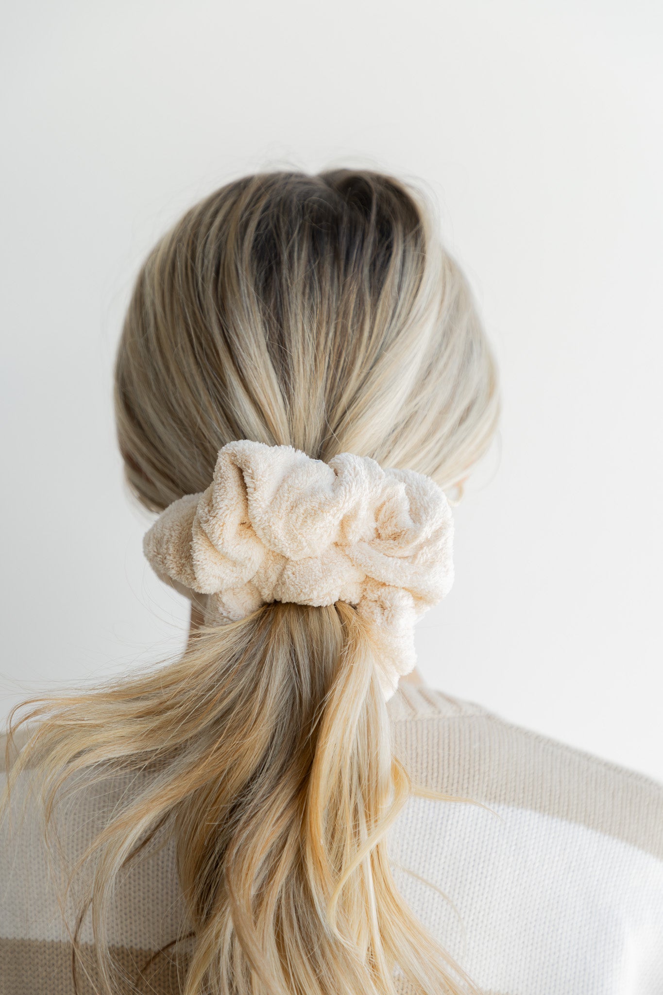 OVERSIZED TOWEL SCRUNCHIES