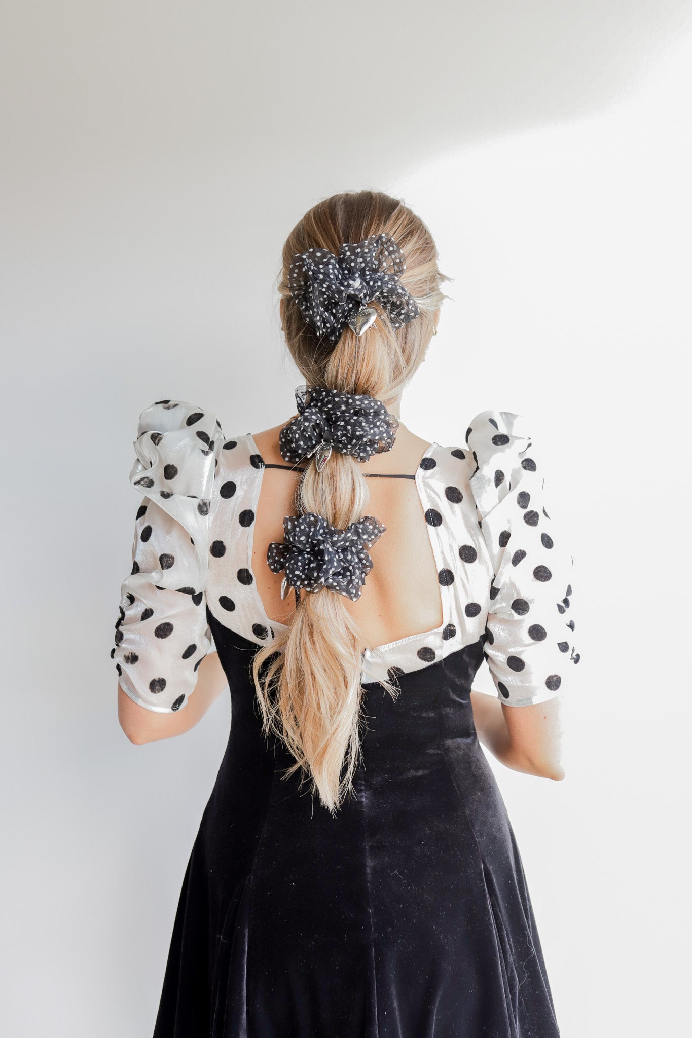 HEART CHARM SCRUNCHIE ( 2 COLORS )