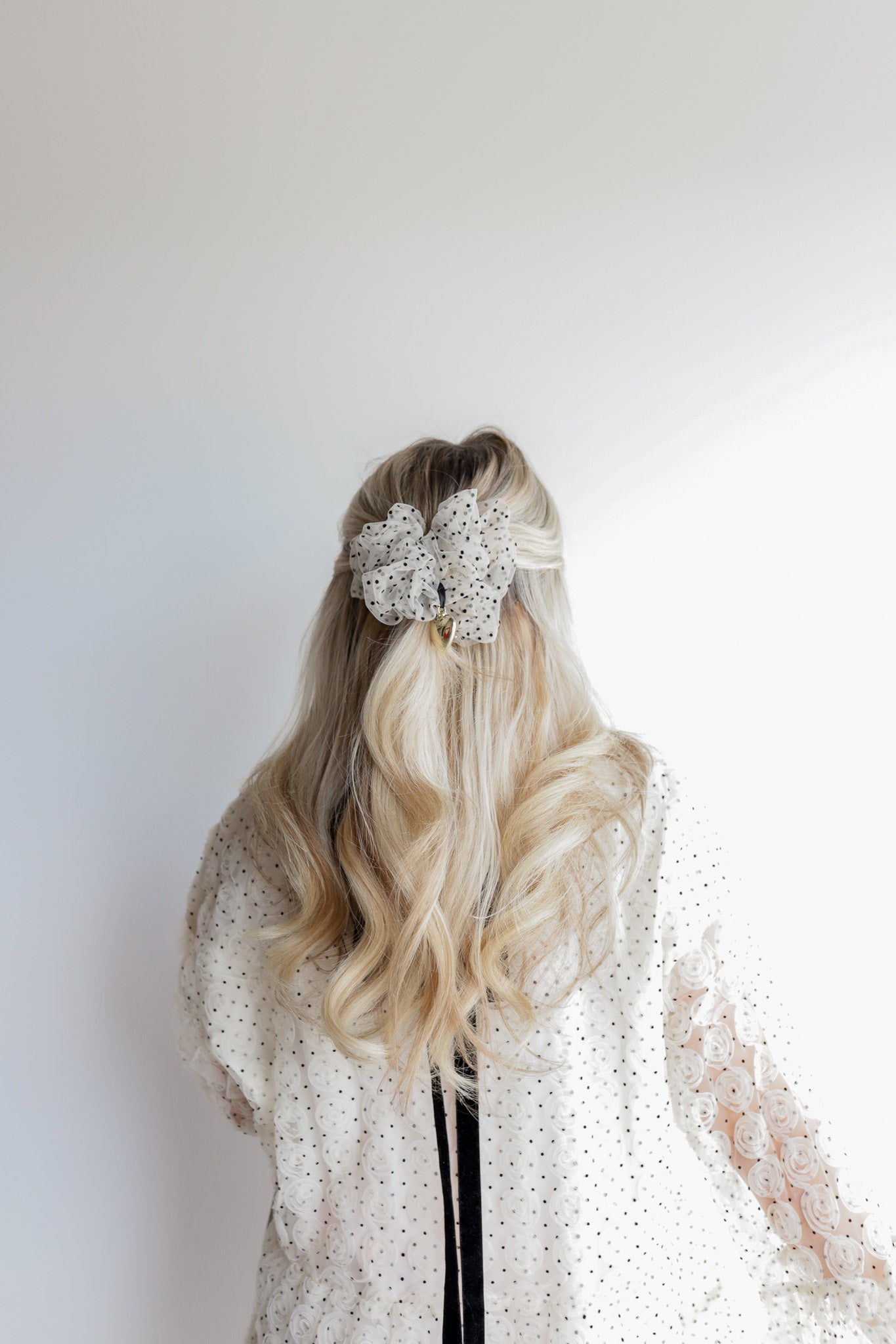 HEART CHARM SCRUNCHIE ( 2 COLORS )