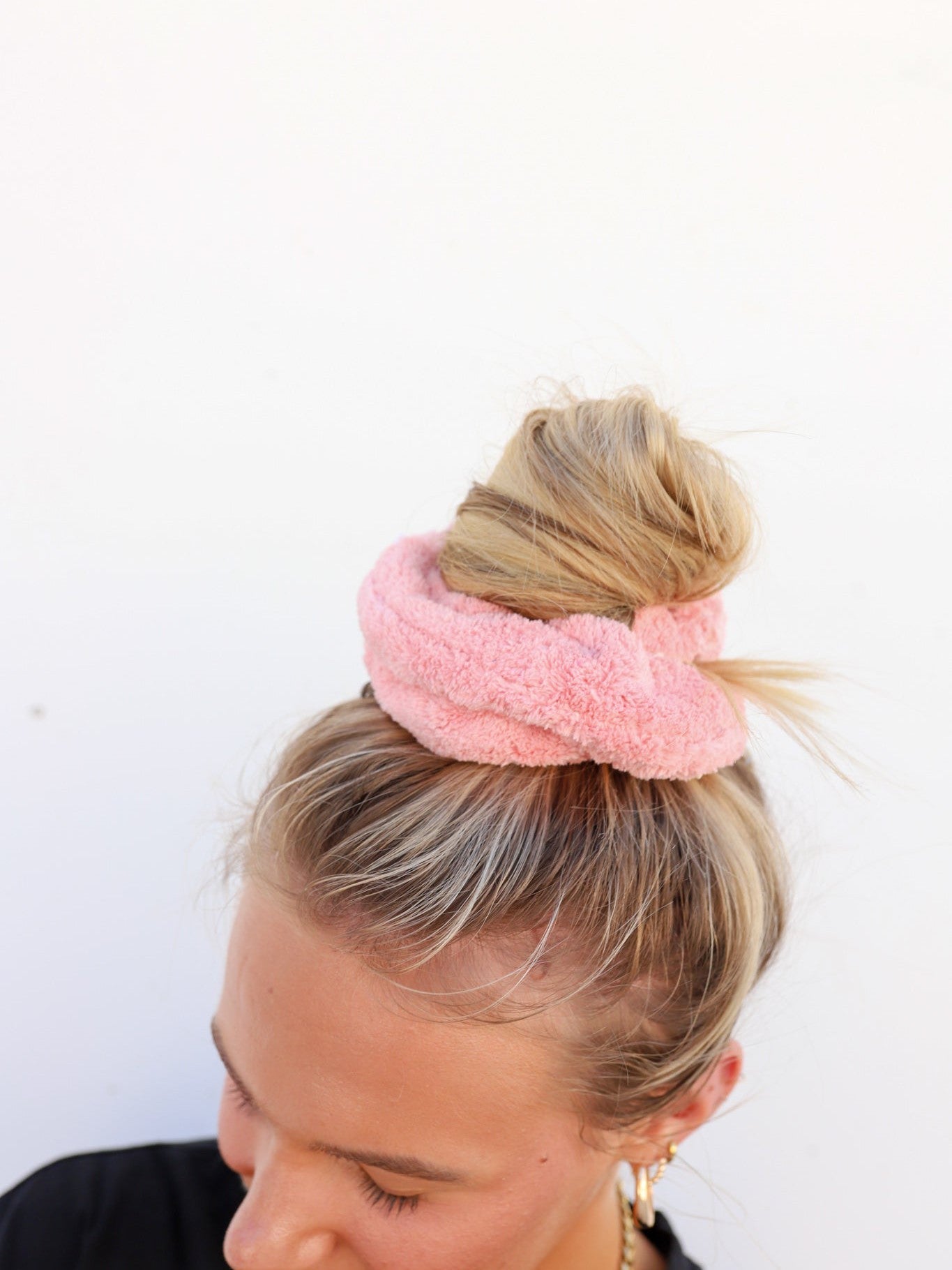 OVERSIZED TOWEL SCRUNCHIES