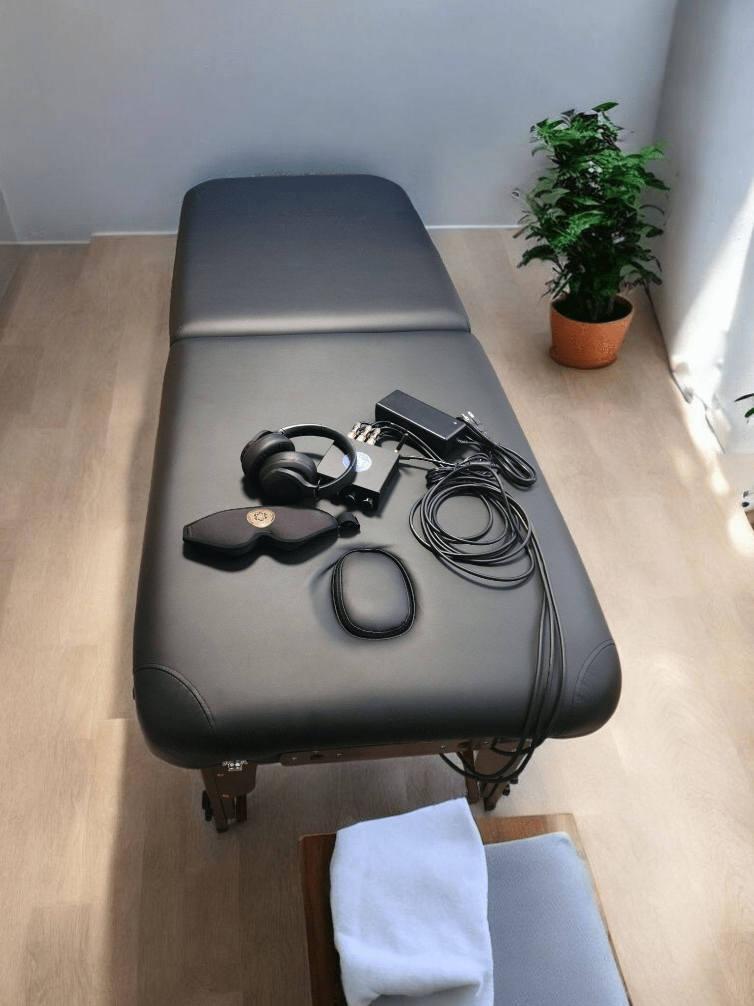Vibroacoustic Therapy Massage Table – 2x50Watt + 6x15Watt Transducers Vibroacoustic Solutions